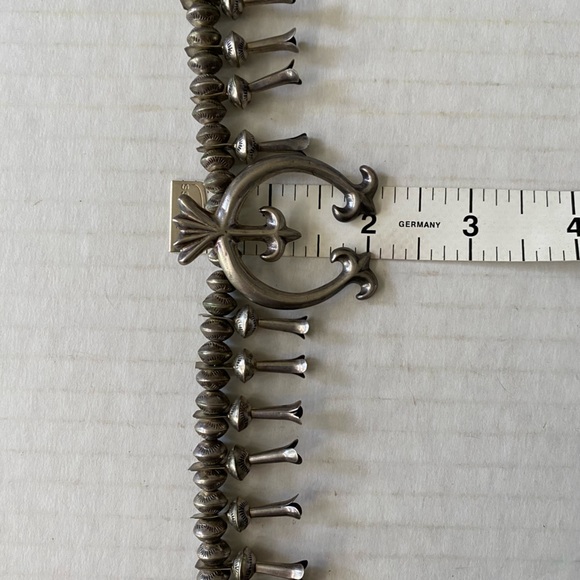 Beautiful Vintage Navaho Sterling Silver Squash Blossom Necklace - Picture 9 of 16